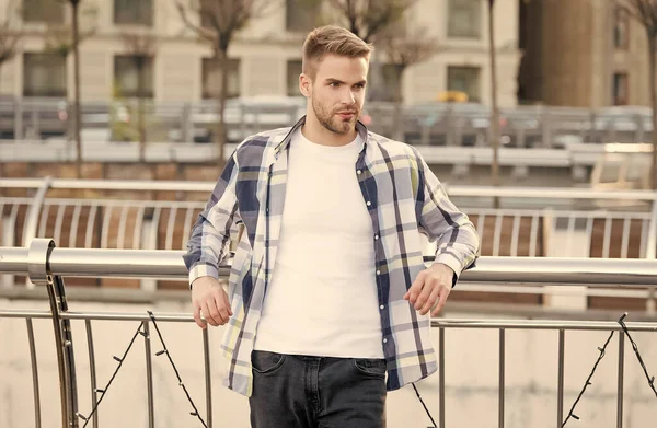 Moda asequible para cada día. Hombre sexy se apoya en barandilla urbana al aire libre. Ropa y ropa casual. Moda de verano. Tendencias de moda. Ropa de hombre con estilo. Ropa de calle. Eres la estrella del estilo callejero. — Foto de Stock