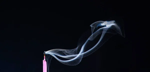 Zhasínající svíčku, svíčku s kouřícím kouřem na černém pozadí, kopírovací prostor. duchovní rituál — Stock fotografie