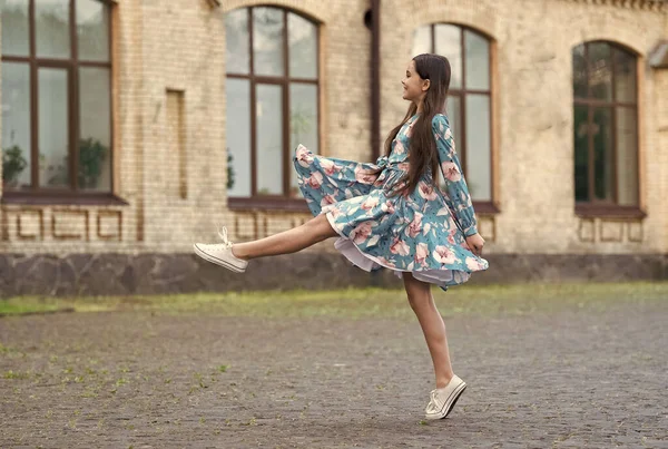 Menina verão vestido flutters em movimento fundo urbano, fazendo conceito passo — Fotografia de Stock