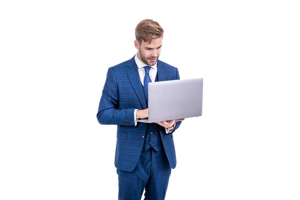 Uomo in giacca e cravatta controllare e-mail online utilizzando il computer per la comunicazione aziendale, business agile. — Foto Stock