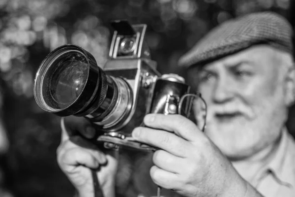 Als het leven wazig wordt, pas je je focus aan. Focus Shooting concept. Fotografie of reiziger. Ik keek naar zijn camera in het park. fotograferen op vintage camera. Wandelaar videograaf op avontuurlijke vakantie — Stockfoto