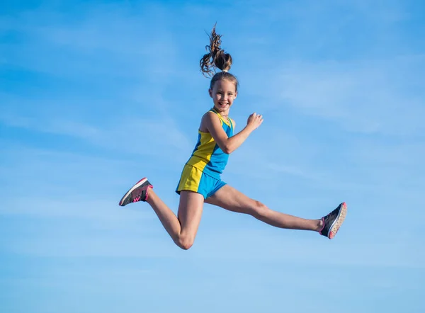 Sentido de liberdade. menina adolescente enérgica pulando no fundo do céu. — Fotografia de Stock