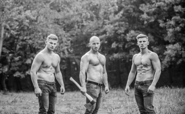 Entrenamiento inspirador más duro. Hombres musculosos de grupo con hacha. El atlético usa hacha. La masculinidad salvaje. Concepto de hermandad. Fuerza y perseverancia. Hombres con torso muscular. Hombres fuertes naturaleza fondo —  Fotos de Stock