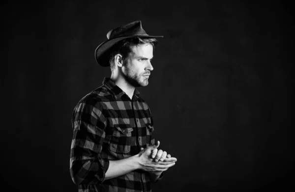 A vida de cowboy veio a ser altamente romantizada. Masculinidade e conceito de brutalidade. Adote maneirismos de cowboy como uma pose de moda. Homem unshaven cowboy fundo preto. Imagem arquetípica de americanos no exterior — Fotografia de Stock