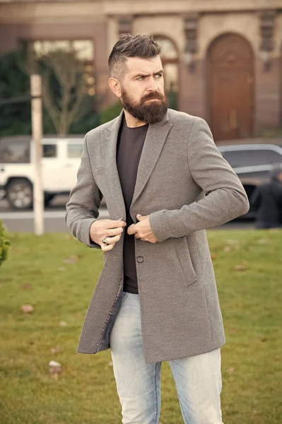 Brutalny Dojrzałe brodaty człowiek z wąsy spacery zewnątrz w modny nowoczesny casual kurtka, idealny styl — Zdjęcie stockowe