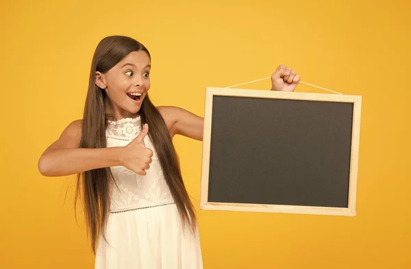 Petit garçon avec tableau blanc. Publicité promotion copie espace. Bonne nouvelle pour vous. Tableau pour information. Tableau noir vierge. Quelque chose que tu dois savoir. Joyeux sourire fille tenir tableau noir — Photo