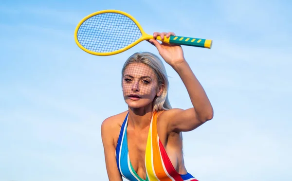 Attività estiva. stile di vita attivo. ragazza in bikini sulla spiaggia con racchetta. sportiva in beachwear. — Foto Stock