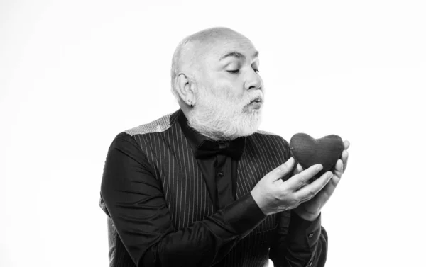 Kus liefde. Een man met een baard heeft hartfalen. Liefde en romantiek. blije volwassen man houdt rood hart vast. Gezondheidszorg en behandeling. hartproblemen. Valentijnsdag. donortransplantatie — Stockfoto
