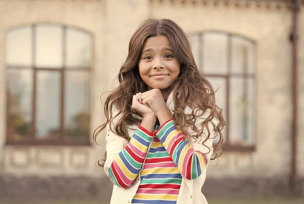 Menina pequena lindo penteado adorável sorriso fundo urbano, conceito tão bonito — Fotografia de Stock