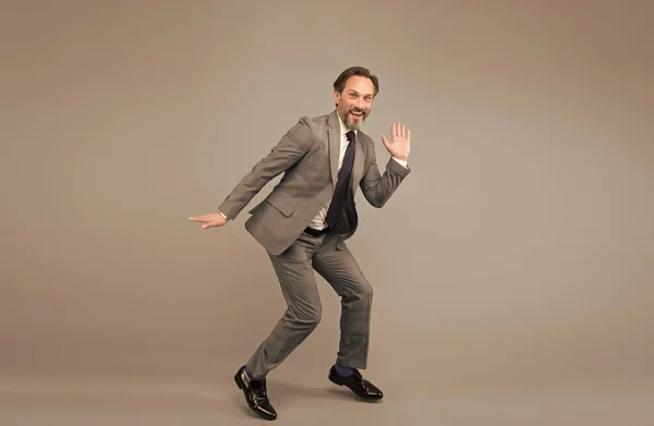 Empresário alegre dançando roupas formais, conceito de estilo de vida divertido — Fotografia de Stock