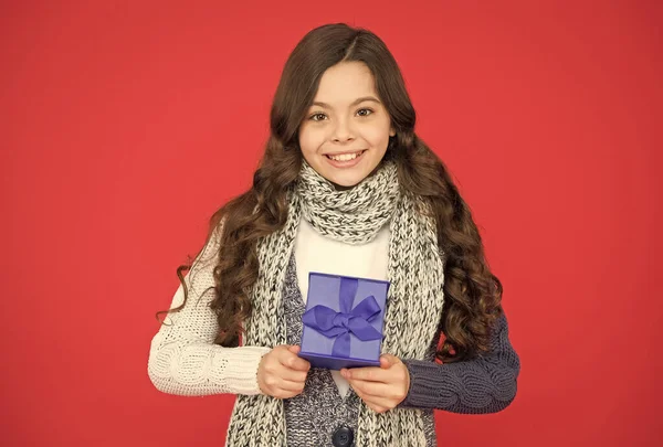 Boldog tini lány meleg téli ruházat hordozza ajándékdoboz karácsonyra ünnep, fekete péntek — Stock Fotó