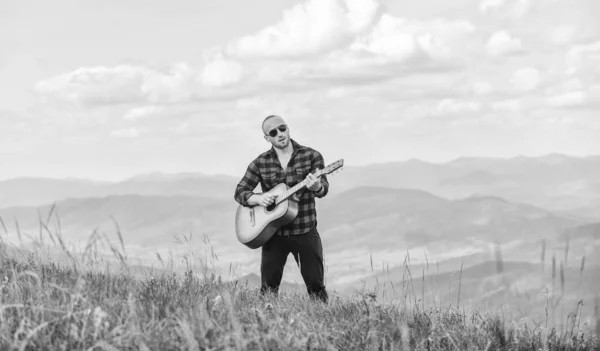 Música para alma. A tocar música. Som de liberdade. Caminhante desfrutar da natureza. Música acústica. Caminhante músico encontrar inspiração em montanhas. Mantém a calma e toca guitarra. Homem caminhante com guitarra no topo da montanha — Fotografia de Stock