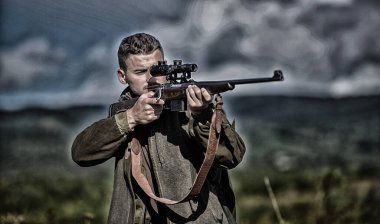Erkeksi hobi aktivitesi. Av hedefi. İnsan avcısı, tüfeğin doğasını hedef alıyor. Tecrübe ve pratik, avlanmayı başarıya ulaştırır. Doğayı avlayan adam. Av silahı ya da tüfek.