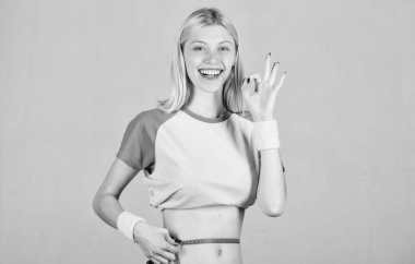 Kadın, ince bel, mükemmel göbek ve mezura. Zayıflamaya çalışıyorum. Fitness başarısı. Yaz vücudunu hazırla. Fitness sonucu. Kalori yanığı fitness egzersizi. Kilo kaybı. Fitness ve sağlık