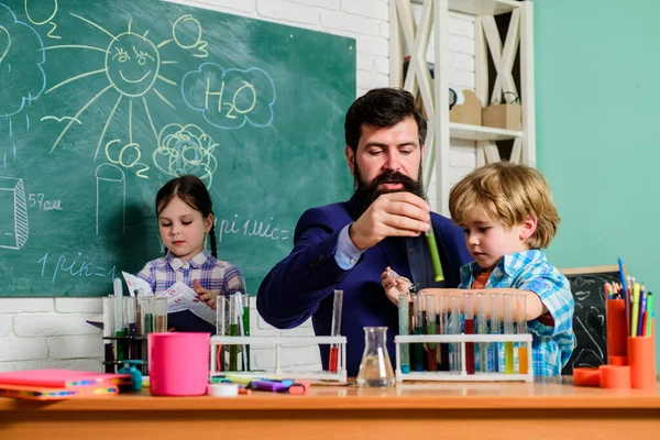 Vereine für Vorschulkinder. Chemie-Experiment. Schulklubs interaktive Bildung. Lehrer und Schüler testen Röhrchen im Klassenzimmer. After School Clubs sind eine großartige Möglichkeit, Kinder in verschiedenen Bereichen zu entwickeln — Stockfoto