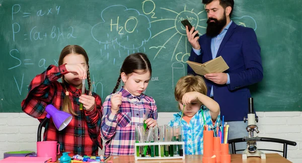 Laboratuvar önlüklü çocuklar laboratuarda kimya öğreniyor. Kimya laboratuvarı. Mutlu çocuk öğretmenim. Okula dönüyorum. Laboratuvar ya da kimya dolabında deney yapmak. Bilimsel deney — Stok fotoğraf