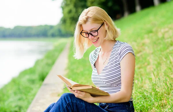 学习读书。在户外看书的女学生。读书是我的嗜好。暑期学习。有趣的故事放松，获取新的信息。受到小说作者的启发。在公园看书的女人 — 图库照片