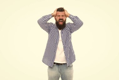 Bağıran olgun erkek hipster 'ın baş ağrısı beyazda izole edilmiş, depresyonda.