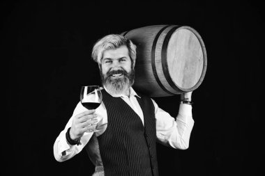 Ev yapımı şarap. Fermantasyon ürünü. Doğal şarap. Şaraphane konsepti. Şarap aile geleneği üretiyor. Siyah şarap arkaplanı için sakallı hippi tahta fıçı. Eski ve nadir şaraplar satın alma tavsiyesi