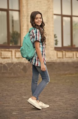 Harika bir tarzı var. Sıradan tarzda mutlu bir kız. Seyahat tarzı. Moda sokak kıyafetleri. Şık kıyafetler. Çocuk kıyafetleri. Yaz tatili. Yolculuğa çıkmak.