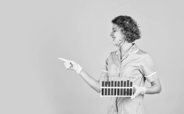 Tıp işçisi tüpleri test ediyor. Kan örnekleri. Profesyonel tıbbi aşı geliştirme. Coronavirus tedavisi. Aşı üretiyor. Doktor Solunum maskesi. Enfeksiyon aşısı ve kan testi