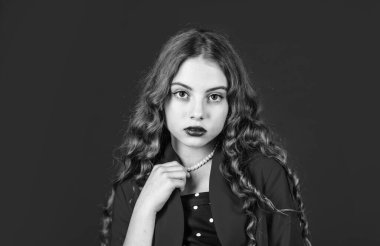 Lüks bir tarz. Hızlı moda esasen ürün üreten iş modeli şirketler. Eski moda. Klasik modaya doğru hareket. Küçük kız makyajı, kıvırcık saç stili, klasik kıyafet.