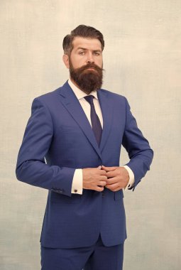 Başarılı liderin modaya uygun görünüşü yakışıklı adam, saygılı patron konsepti.