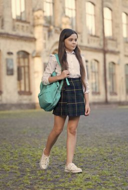 Okul tarzına geri dön. Küçük çocuk okula geri döndü. Küçük kız okul üniforması giyiyor. Öğrenmeye devam et. Eğitim ve öğrenim. Başla. 1 Eylül. Okulun temel ihtiyaçlarına geri dönelim.