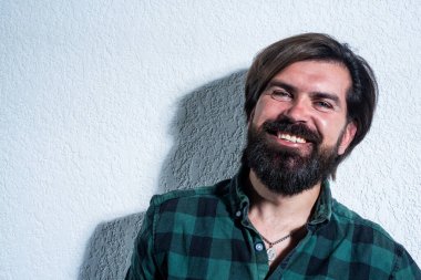 insan duygularını ifade etmek. Yeni tarz saç kesimi. Sakallı, olgun bir hippi. Bıyıklı olgun bir adam..