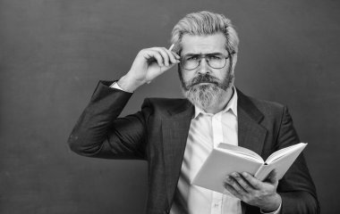 Uygun kurslar seçiliyor. Kitabı olan öğretmen konuyu açıklar. Kara tahtanın önündeki adam. Üniversite ve lise. Edebiyat konusu. Kitap okuyorum. Ders kitabı olan bir öğretmen. Tecrübeli öğretmen.