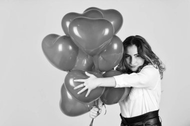 Romantik bir ruh hali. 14 Şubat 'ın en sevdiği bayram. Aşk randevusu sürprizi. Parti için helyum balonu. Sevgililer günün kutlu olsun. Sevgililer Günü 'nde kalp balonu almış. Mutlu kadın hava balonu hediye paketi