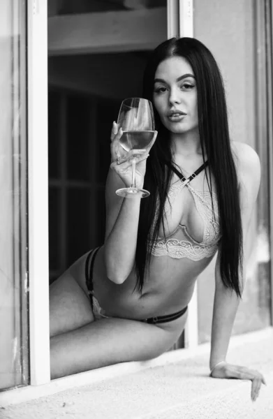 Deseo. Mujer sexy con copa de vino. Hermosa modelo femenina. concepto de cita romántica. Mujer perfecta aspecto lujoso. seductora mujer sexy con copa de vino. Chica Swag. cita romántica en el dormitorio —  Fotos de Stock