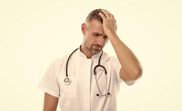 Чоловік сімейний лікар або медсестра зі стетоскопом ізольовані на білому з головним болем, мігрені та гарячкою — стокове фото