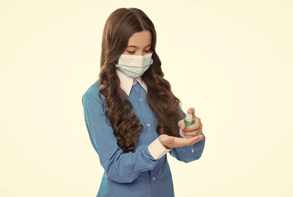 Meisje arts epidemioloog dragen ademhalingsmasker tijdens coronavirus pandemie uitbraak geïsoleerd op witte schoonmaak handen met alcohol-gebaseerde hand wassen spray, covid 19 desinfecterend middel — Stockfoto