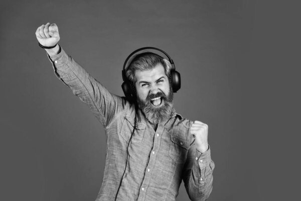 Отличный плейлист. Функция отмены шума. Профессиональное устройство. Музыка. Ритм-концепция. Бородатые хипстерские наушники, слушающие музыку. Хипстеры наслаждаются отличным звучанием песни в наушниках