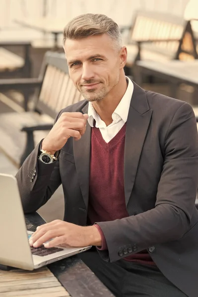 Carrière wordt makkelijk. Professionele man werkt online. Met behulp van computertechnologie. Beroepsberoep en carrière. Zakelijk coachen. Moderne technologie — Stockfoto