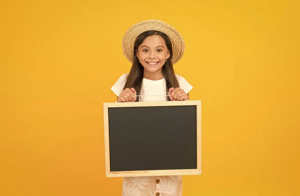 Férias de verão para crianças. As férias escolares estão a começar. estudo da escola de verão. aventura aguarda. programa de verão da escola. Venda de moda infantil. A menina usa chapéu de palha. espaço de cópia de viagem — Fotografia de Stock