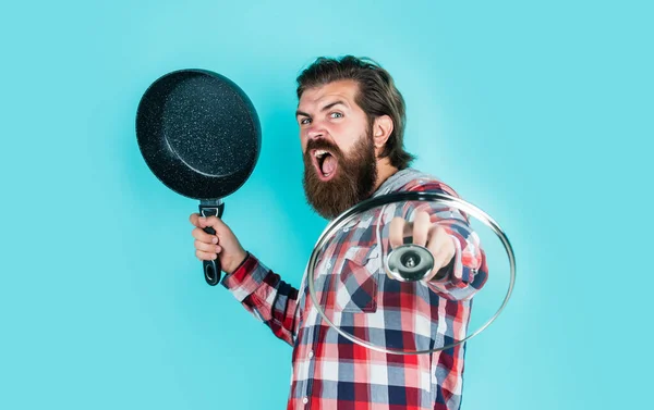 Cara barbudo elegante com moderno penteado desgaste xadrez camisa segurar pan, cozinheiro — Fotografia de Stock