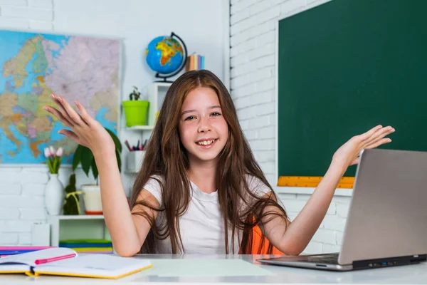 Glad barn flicka studie ämne på bärbar dator i skolan, utbildning online — Stockfoto