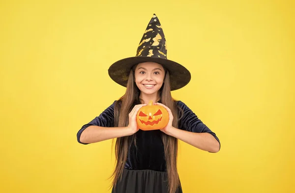 Šťastný čarodějnice dítě s dýně jack o lucerna nosit kostým čaroděje na halloween party, halloween tradice — Stock fotografie