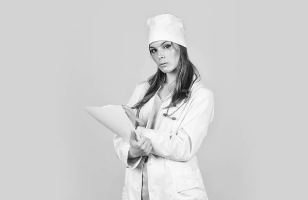 Arzt mit Stethoskop im Krankenhaus. Mädchen mit Ordner. Medizinische Dokumente. Krankenschwester halten Patientenakte. Informationsdaten. Therapeut in Uniform. Krankengeschichte verschreiben. Frau arbeitet in Klinik — Stockfoto