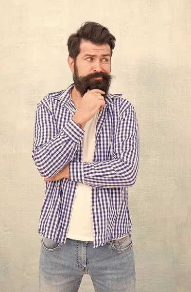 Thoughtful brutal hipster με αξύριστα μαλλιά προσώπου σε casual στυλ μπλε φόντο, γενειάδα — Φωτογραφία Αρχείου