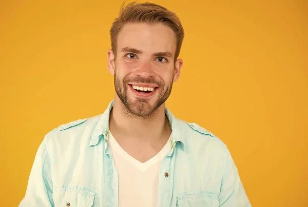 Positivo alegre hombre sonriente desgaste denim traje de estilo sobre fondo amarillo, felicidad —  Fotos de Stock