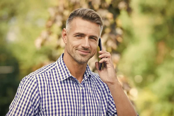 Chico maduro siempre está en línea. concepto de negocio ágil. comunicación con dispositivos modernos. hombre alegre hablar por teléfono móvil. guapo hombre de negocios ha arreglado el pelo canoso — Foto de Stock