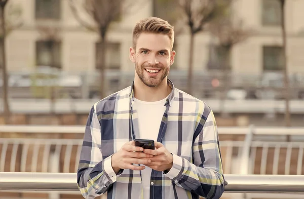 Facilitar a comunicação. Tipo feliz usar smartphone ao ar livre. Comunicação móvel. Conversa e conversa. Usando tecnologia de comunicação. Vida moderna. SMS, e-mail e mensagens instantâneas — Fotografia de Stock