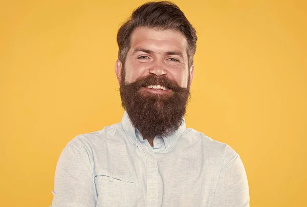 Brutal hipster barbudo com barba groomed é cortador de cabelo profissional na camisa branca, cabeleireiro — Fotografia de Stock