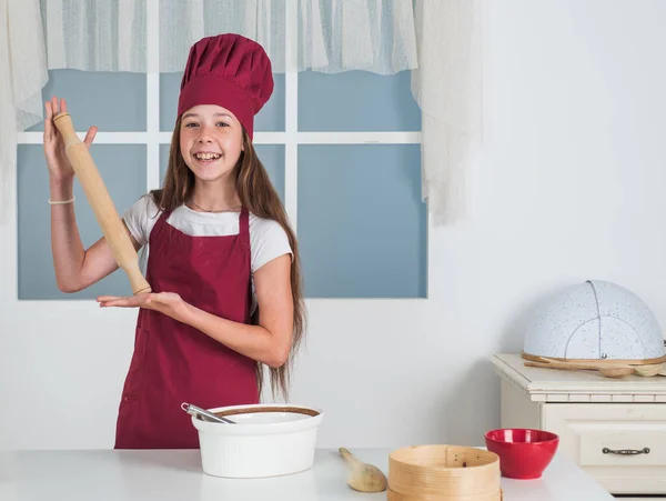 Ho fame. studio del bambino come cucinare per ricetta. bambino che cucina in cucina. la scelta della carriera futura — Foto Stock