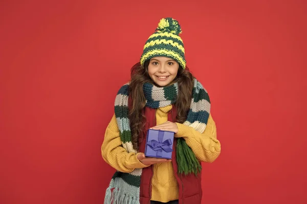 Bedankt voor je aankoop. seizoensgebonden inkopen. Cadeaus en cadeaus kopen voor kerst. Gelukkige jeugd. Een tienermeisje. Gebreide kleding stijl. Nieuwjaarsvakantie. kind draagt warme winterkleding — Stockfoto