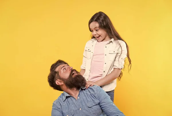 Отец и счастливая маленькая дочь веселятся, сюрприз концепции — стоковое фото