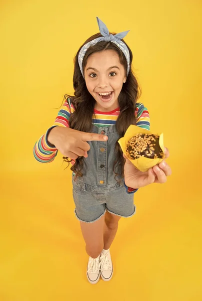 Menina desfrutar de doces açucarados favoritos, conceito de cupcake de cozimento — Fotografia de Stock